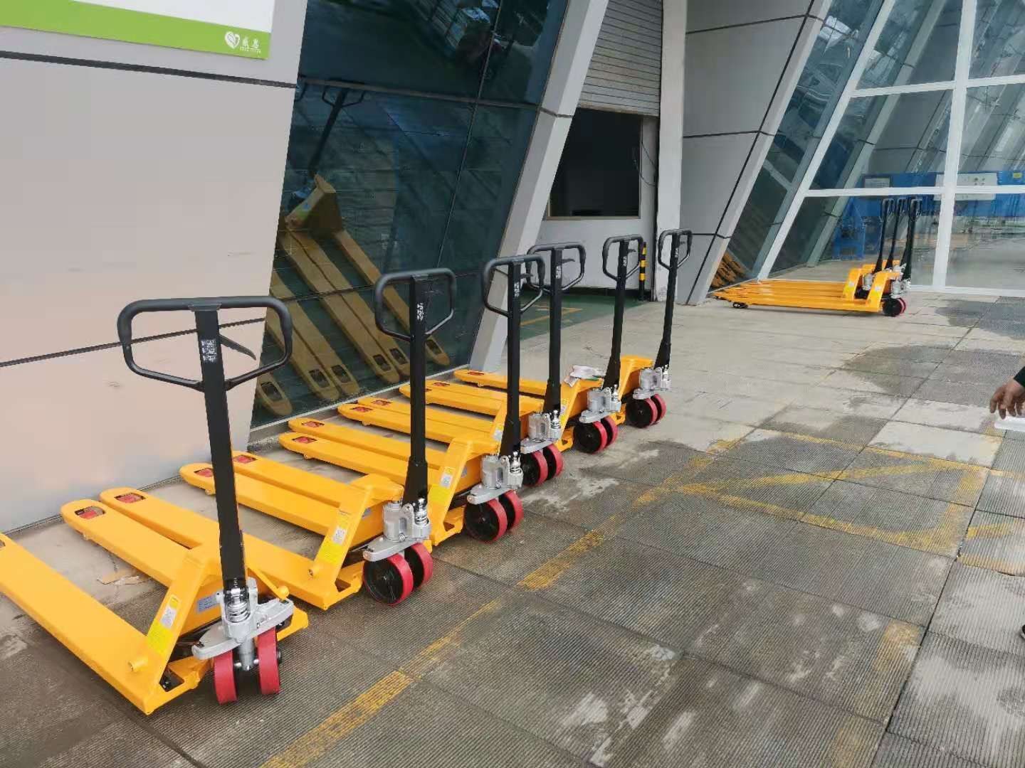 某煙草公司訂購十臺非標手動(dòng)搬運車(chē)(圖1)